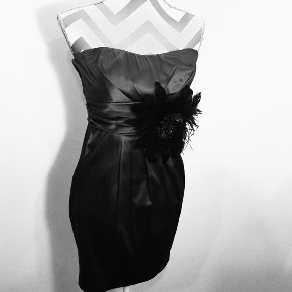 Speechless Dresses & Skirts - Strapless gray dress with pockets🌼